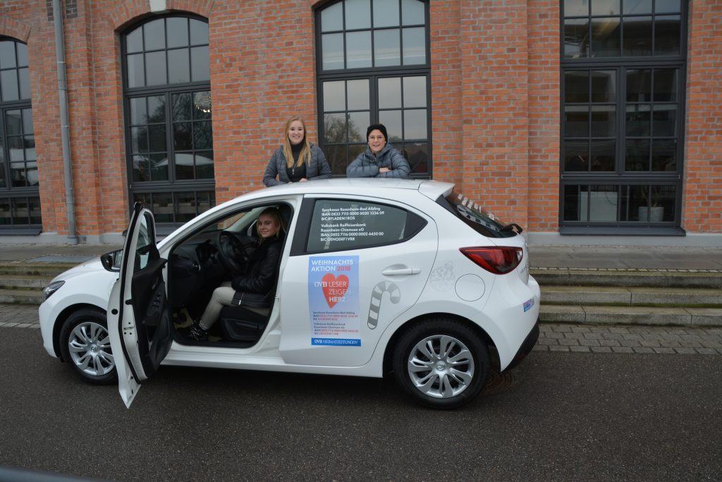 Die Mitarbeiterinnen von City-Autopartner Kolbermoor Lisa, Tina und Lena (von links) sind mit dem Spendenauto in Kolbermoor unterwegs. Den Mazda 2 gibt es dabei zu gewinnen. Foto: Rassow