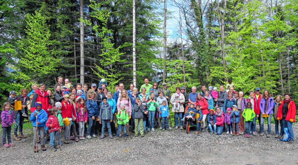 Adoptiveltern auf Tour zur Doagl-Alm: Einmal im Jahr treffen sich Erwachsene und Kinder zu einem gemeinsamen Ausflug. Dabei ist nicht nur Zeit für Spaß und Spiel, sondern auch für einen intensiven Gedankenaustausch.