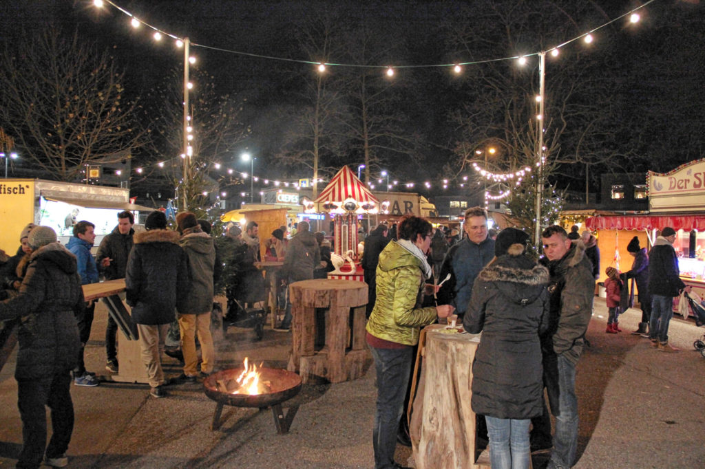 Gemütliche Stimmung beim traditionellen Markt.