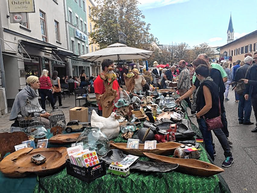 Beim Bad Aiblinger Nachtflohmarkt findet man immer Schönes und Rares. Foto: re