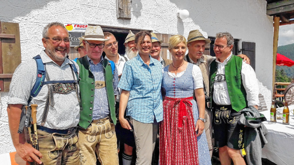 Von links: Bürgermeister Josef Oberauer und Bürgermeister Georg Huber von den Gemeinden Nußdorf und Samerberg, Ministerin Ilse Aigner, Ministerin Ulrike Scharf, AVO-Geschäftsführer Michael Hinterstoißer und MdL Klaus Stöttner. Foto: hö