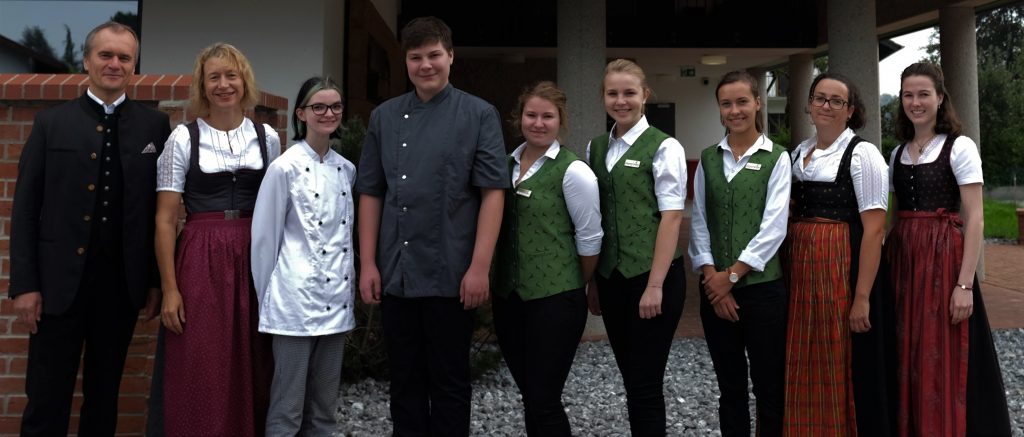 Das Bild zeigt von links: Thomas und Theresa Albrecht (Inhaberfamilie), Vanessa Bucchi, Tobias Kloo, Barbara Ull, Theresa Franz, Magdalena Morgott, Johanna Evans, Johanna Mayr.