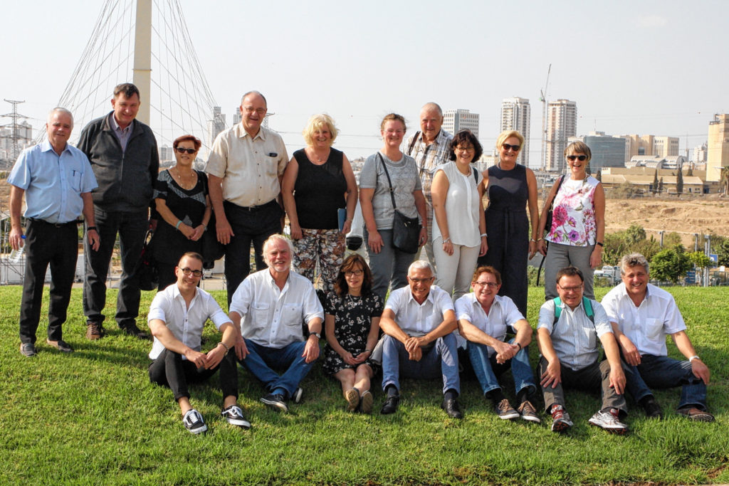 Die Beer Sheva Landkreisdelegation auf einem grünen Rasen am Rande der Wüste. Er gehört zu einem neuen Open-Air-Theater am Stadtrand. Beim Besuch der Landkreis-Delegation wurde gerade die allererste Premiere, die Oper Nabucco, vorbereitet.