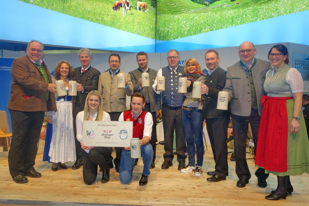 Sie warben für den Genussstandort Rosenheim in Berlin (stehend von links): Roland Bräger (Maxlrain), Christina Pfaffinger (TV Chiemsee-Alpenland), Felix Schwaller (Verbands-Vorsitzender Chiemsee-Alpenland), Josef Kronast (Maxlrain), Marco Steinacher (Auerbräu), Peter Schrödl (Entenwirt), Marisa Steegmüller (Flötzinger), Andreas Maier (Auerbräu), Franz Amberger (Flötzinger) und Monika Schimanski (Gäste-Information Samerberg). Vorne: Veronika Schrödl-Pavlovic und Manuel Pavlovic (Entenwirt). Foto: hö