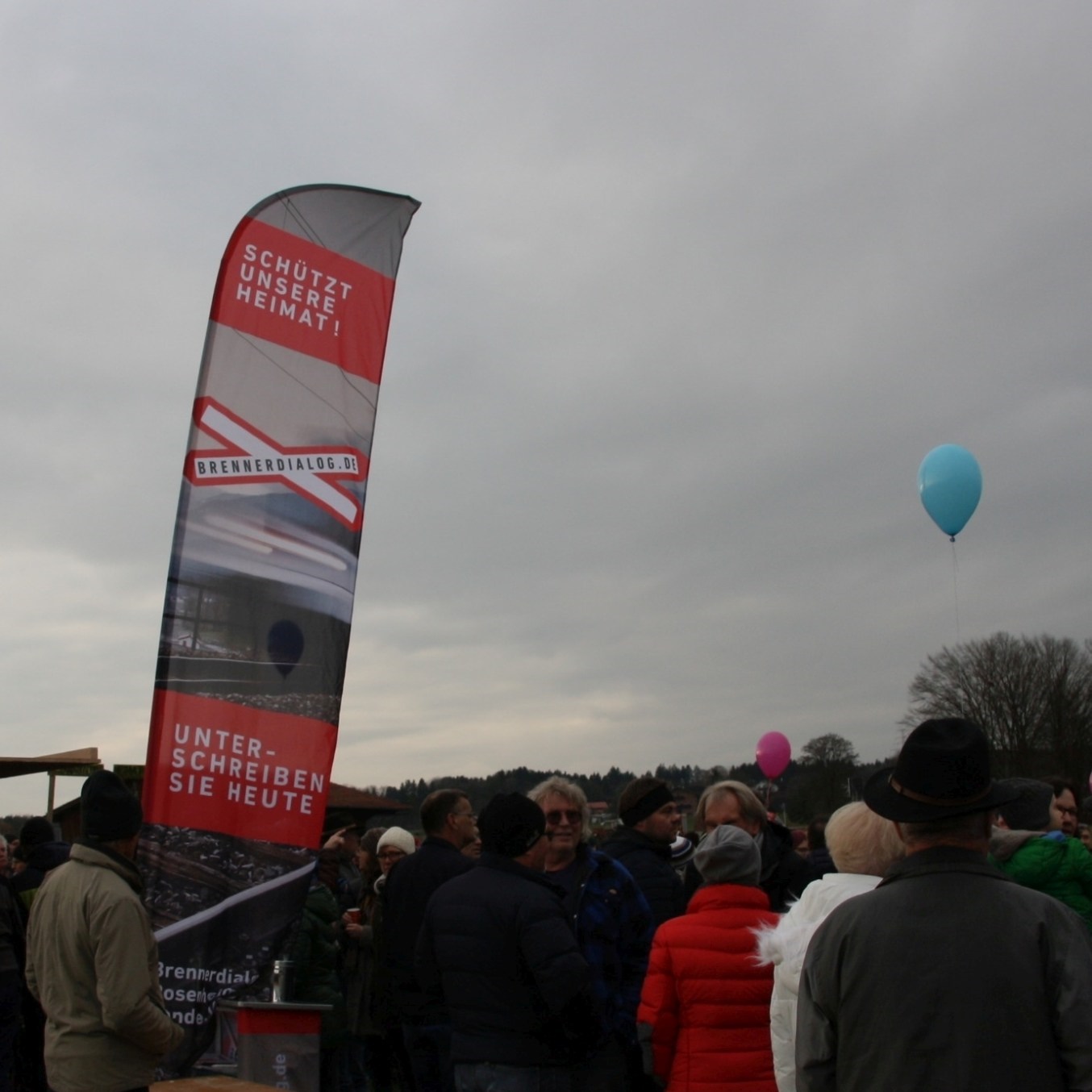 Ballons und Mahnfeuer gegen Hochgeschwindigkeitsstrecke