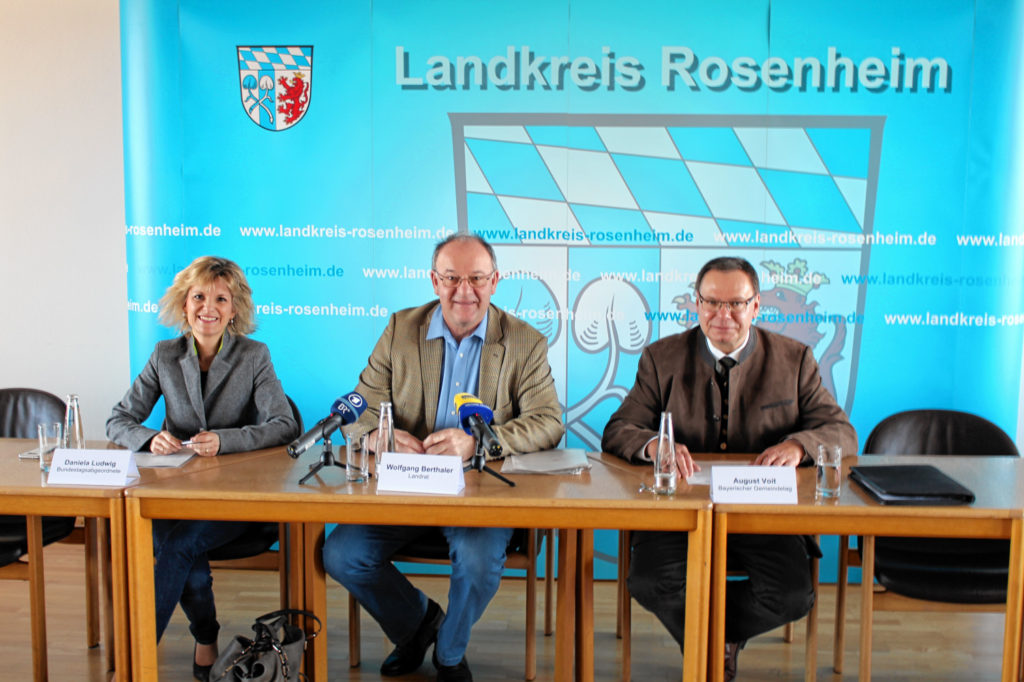 Von links: Bundestagsabgeordnete Daniela Ludwig, Landrat Wolfgang Berthaler und der Kreisvorsitzende des Bayerischen Gemeindetags August Voit bei der Präsentation der Resolution an Bundesverkehrsminister Alexander Dobrindt. Foto: Nusser