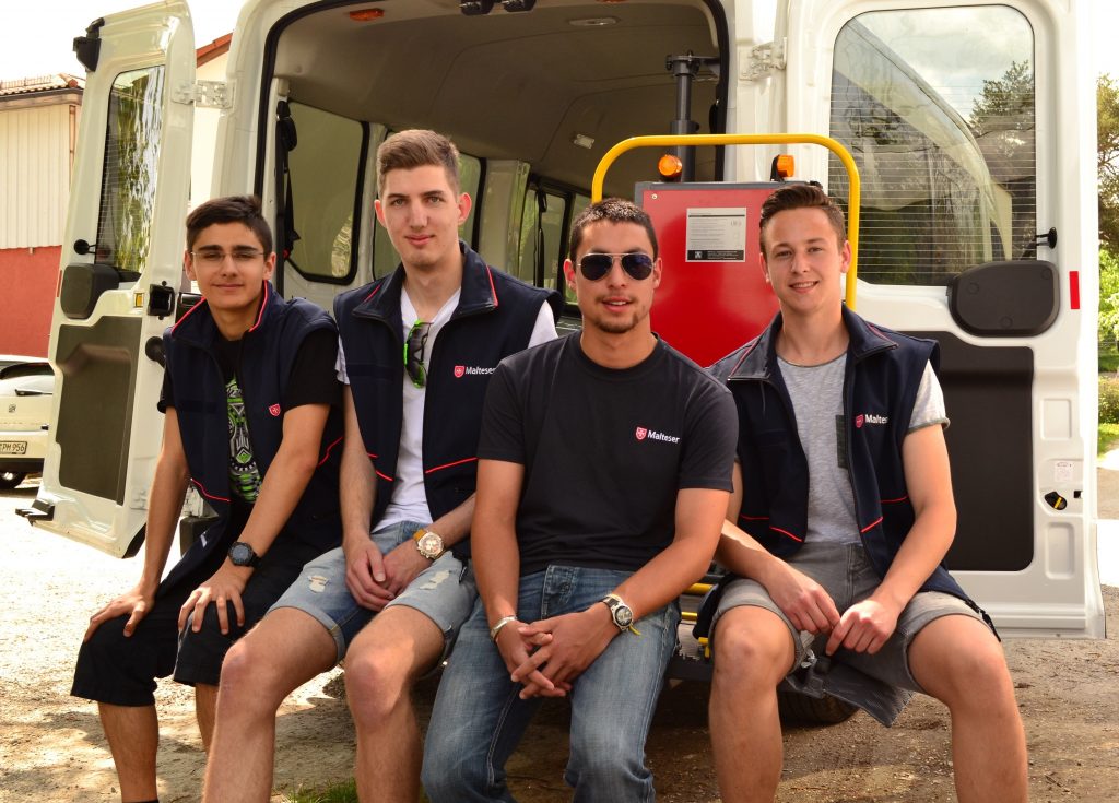 Griffin, Maximilian, Thomas und Alexander machen gerade einen Bundesfreiwilligendienst bei den Maltesern in Rosenheim. Foto: Margit Schmitz