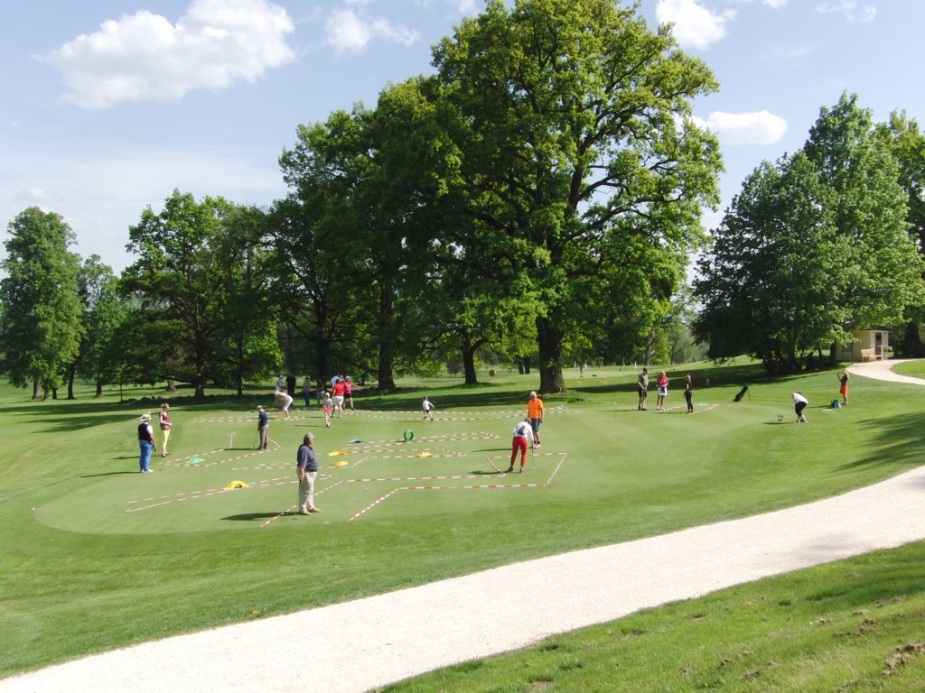 Erfahrene Golftrainer erklären die Grundlagen des Sports.