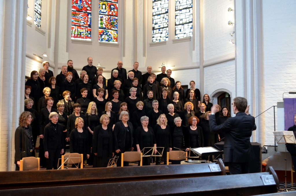 Der „Chor an der Erlöserkirche Rosenheim“ unter der Leitung von Dekanatskantor Johannes Eppelein ist am 2. Juni zu Gast in Bad Endorf.