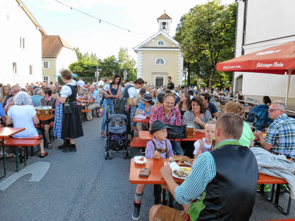 Das ganze Dorf ist auf den Beinen... Fotos: Greiner