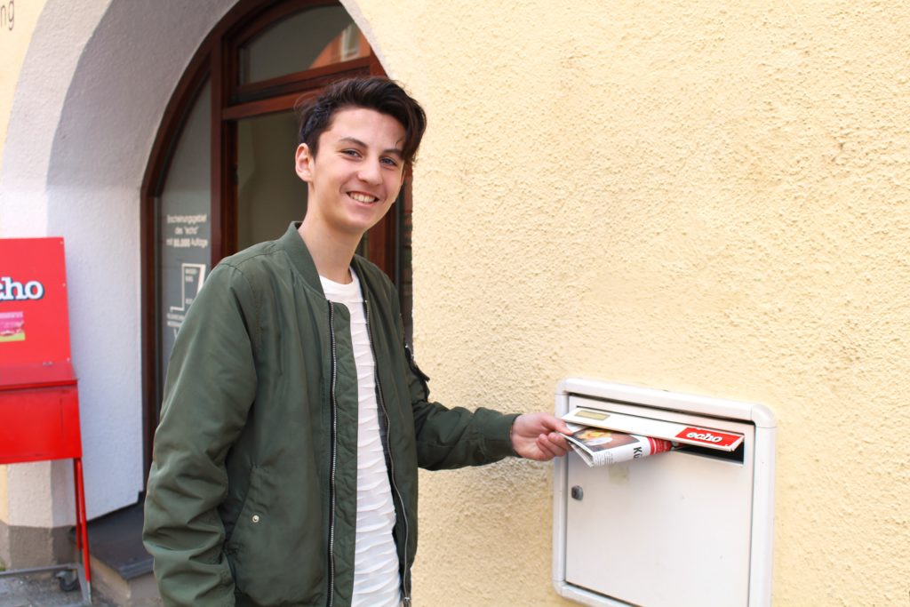 „Passt!“: Beim Besuch im echo in der Rosenheimer Hafnerstraße probierte Leon Etemi natürlich auch den echo-Briefkasten aus.