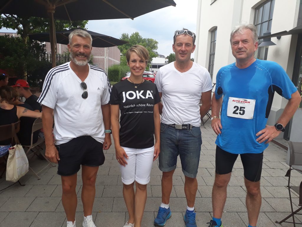 Von links: Strahlende Gesichter beim echo-Team mit der Schirmherrin des Triathlons, von links: Thomas Kleinhans, Magdalena Neuner, Georg Süssmann und Helmut Cybulska.