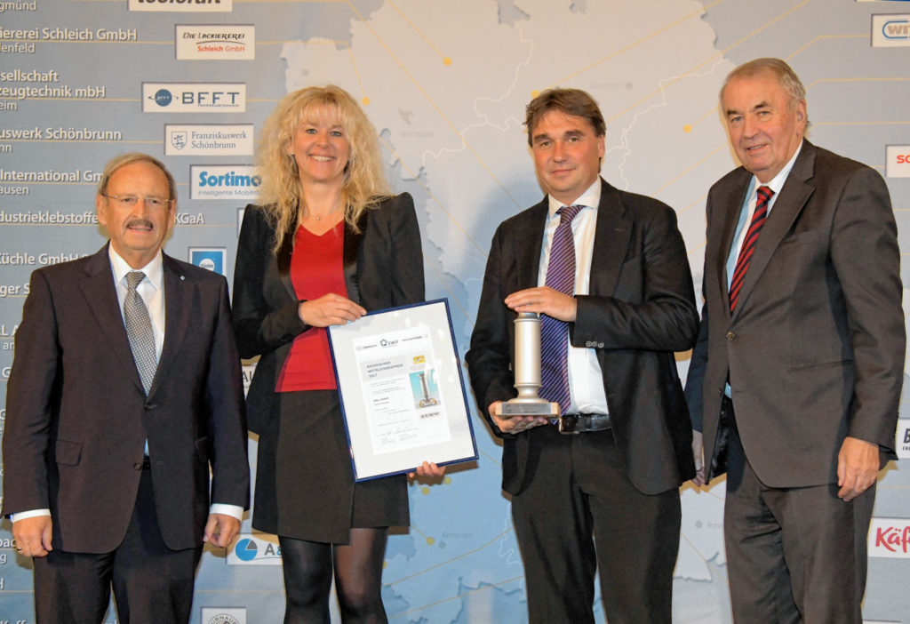 Landtagsvizepräsident Reinhold Bocklet, Angela Eder und Peter Eder, Eder GmbH Tuntenhausen, sowie Hans Spitzner, Staatssekretär a.D., bei der Preisverleihung des Bayerischen Mittelstandspreises im Maximilianeum.