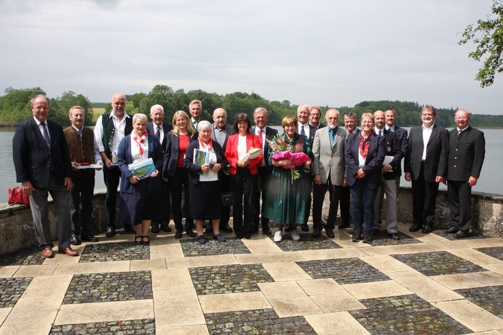 Für ihr beinahe fünf Jahrzehnte andauerndes ehrenamtliches Engagement ist Anneliese Bolleininger aus Großkarolinenfeld die Verdienstmedaille des Verdienstordens der Bundesrepublik Deutschland verliehen worden. Landrat Wolfgang Berthaler nahm die Ehrung im Auftrag von Bundespräsident Frank-Walter Steinmeier in Schloss Hartmannsberg vor.