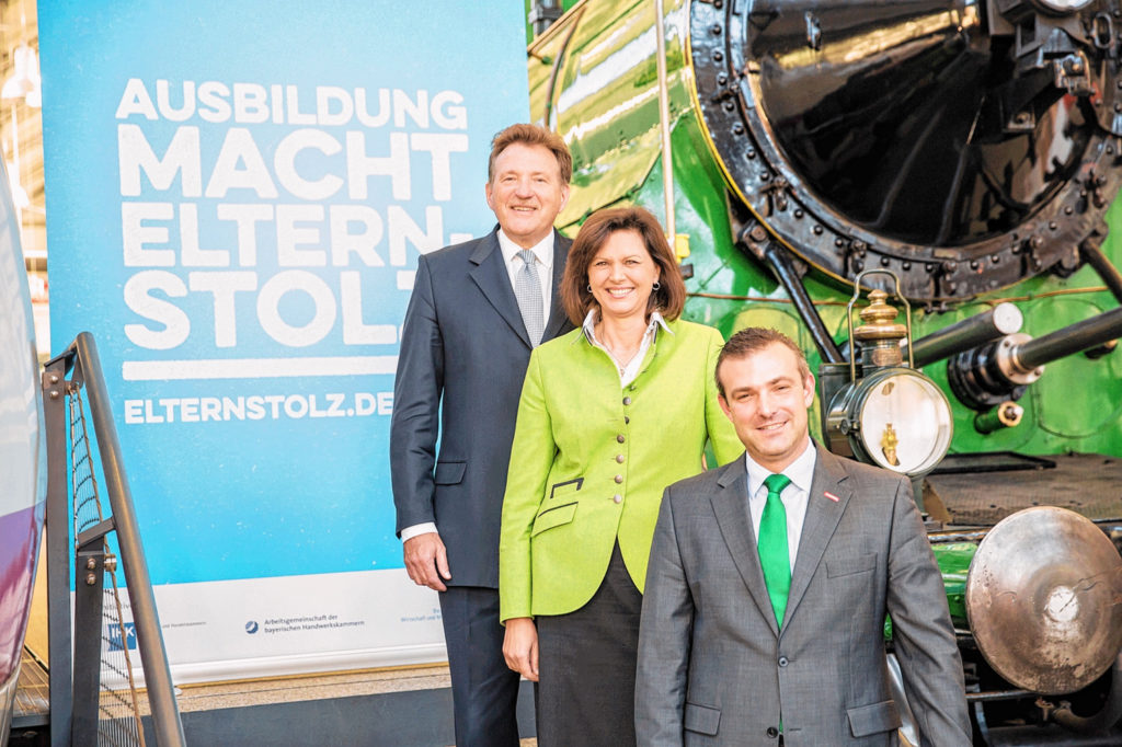 Der Präsident des Bayerischen Industrie- und Handelskammertages (BIHK) Dr. Eberhard Sasse (oben im Bild), Bayerns Wirtschaftsministerin Ilse Aigner und der Präsident der Arbeitsgemeinschaft der bayerischen Handwerkskammern Georg Schlagbauer stellten gemeinsam die Kampagne „Elternstolz” vor.