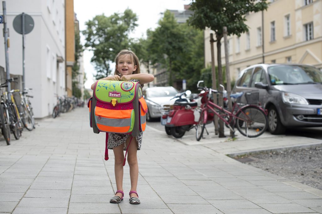 Zu Fuß zur Schule gehen ist gut für die Entwicklung von Kindern. Die Eltern sollten allerdings mit ihnen den Schulweg gut üben. Foto: BLLV