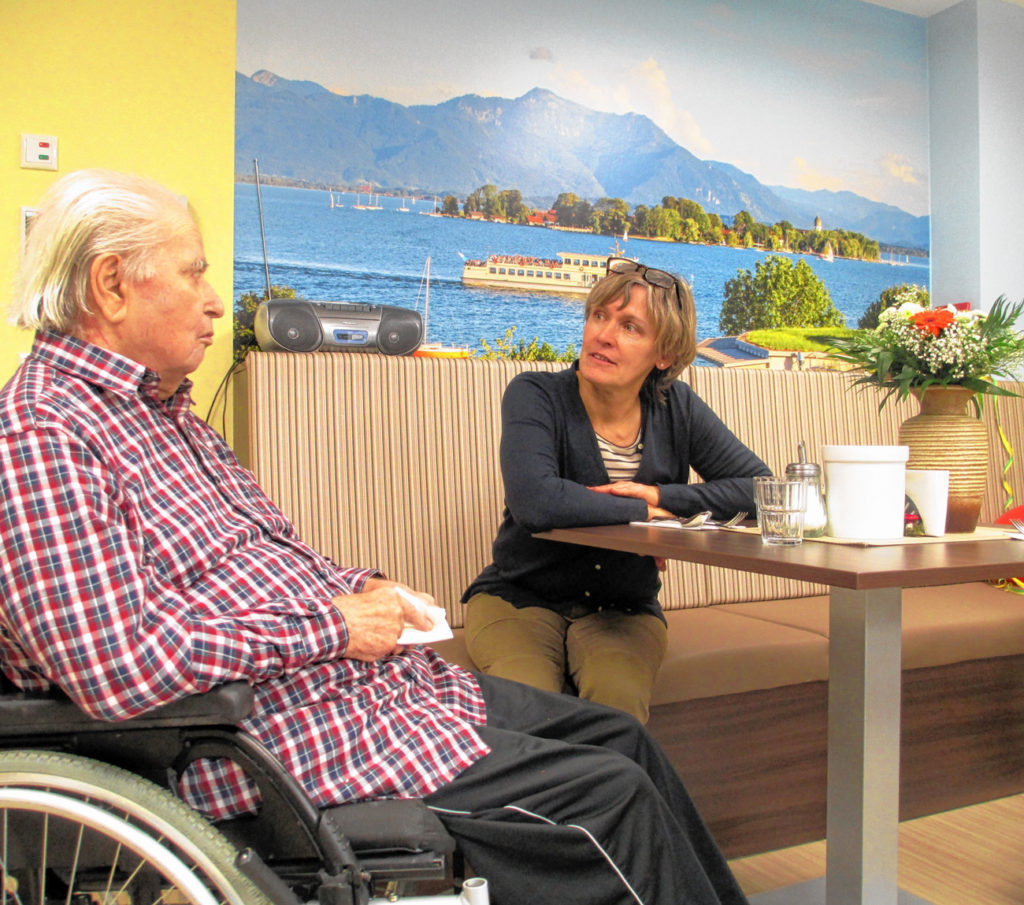 Im Gespräch über die vertrauten Berge im Hintergrund. Martina Mitterer teilt Rolf Schnabels Verbindung mit den Bergen. Foto: Ober