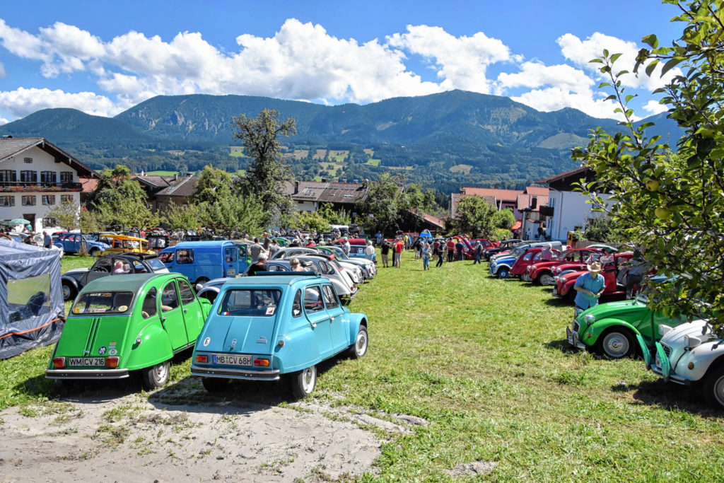 Das Mekka für alle 2CV-Freunde liegt beim Entenwirt am Samerberg. Fotos: Schlecker(3), Hötzelsperger (2)