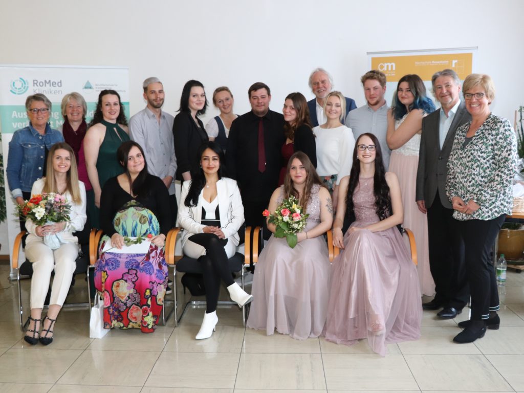 Große Freude bei Absolventen und Gratulanten. Foto: RoMed Kliniken