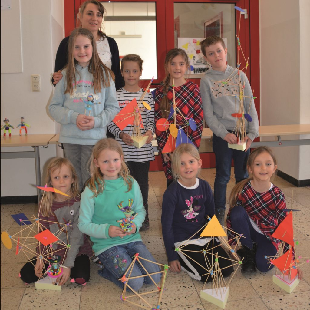 Stolz präsentierten die Kinder der Grundschulen Aising und Pang mit Kursleiterin Kristin Winkelmann die „räumlichen Gebilde“, die sie in Anlehnung an die Bauhauskunst erstellt haben. Foto: Grundschule Aising/Pang.