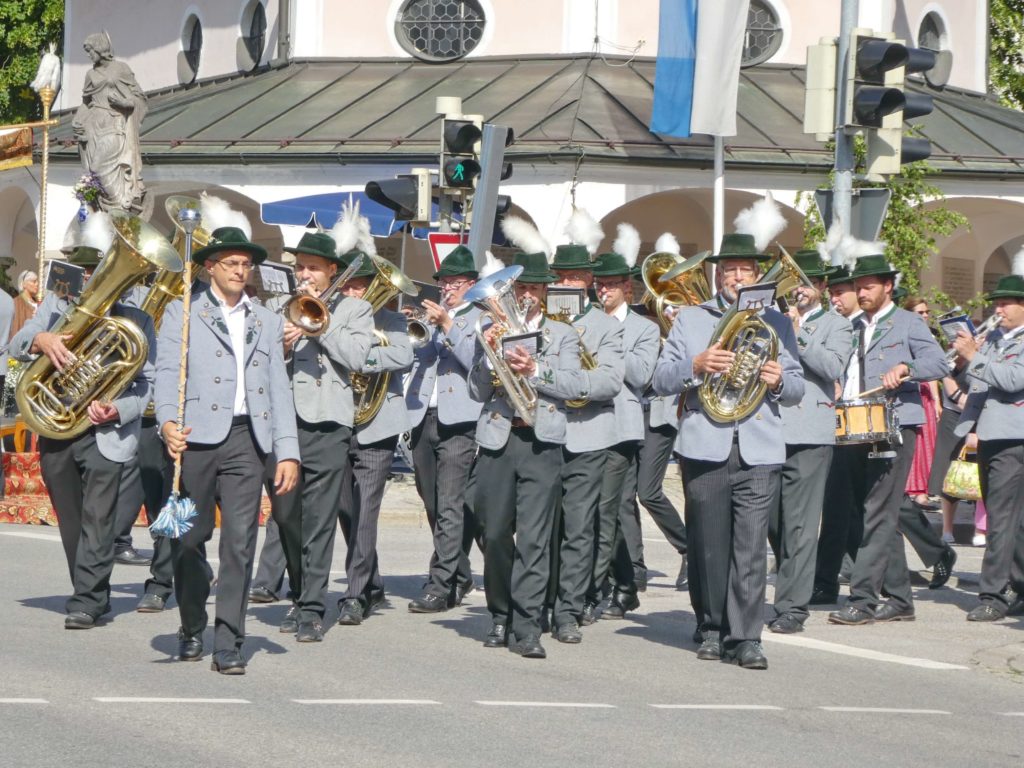 Die Blaskapelle beim Fronleichnamszug in Prien. Fotos: hö