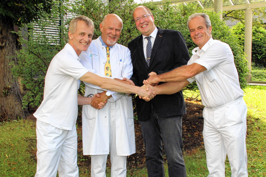 Hand in Hand wollen (von links) Chefarzt Priv.-Doz. Dr. Florian Eckel, Leiter der Akutgeriatrie Dr. Richard Bednarek, Kaufmännischer Leiter Erhard Marburger und Ärztlicher Leiter der Unfallchirurgie Dr. Klaus-Jürgen Maier zusammenarbeiten.