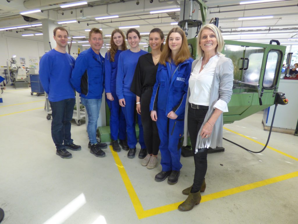 Zufrieden mit der Ausbildung (von links): Andreas Schmid-dunser (Ausbilder), Manfred Knauer (Ausbildungsleiter Technik), Lea Kerschl (Auszubildende Industriemechanik), Theresa Staudacher (Auszubildende Elektronik Betriebstechnik), Sarah Opperer (Auszubildende technisches Produktdesign), Marina Weingartner (Auszubildende Mechatronik) und Anita Becher (Leiterin kaufmännische Ausbildung).