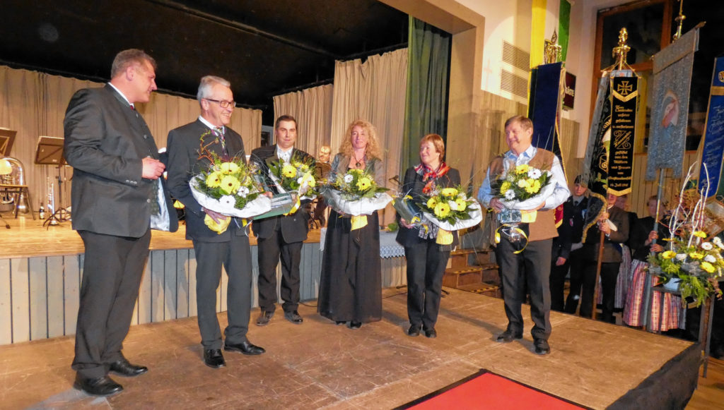 Die geehrten Kassenverwalter, von rechts, Willi Schmidbauer, Gerda Zaißl, Sabine Rudolph, Michael Strauß, Peter Feicht mit Bürgermeister Bernd Fessler.