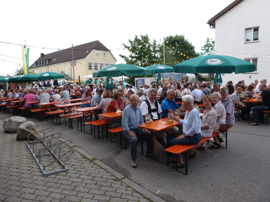 Nur strahlende Gesichter! Kein Wunder, denn beim Dorffest fühlen sich alle wohl!