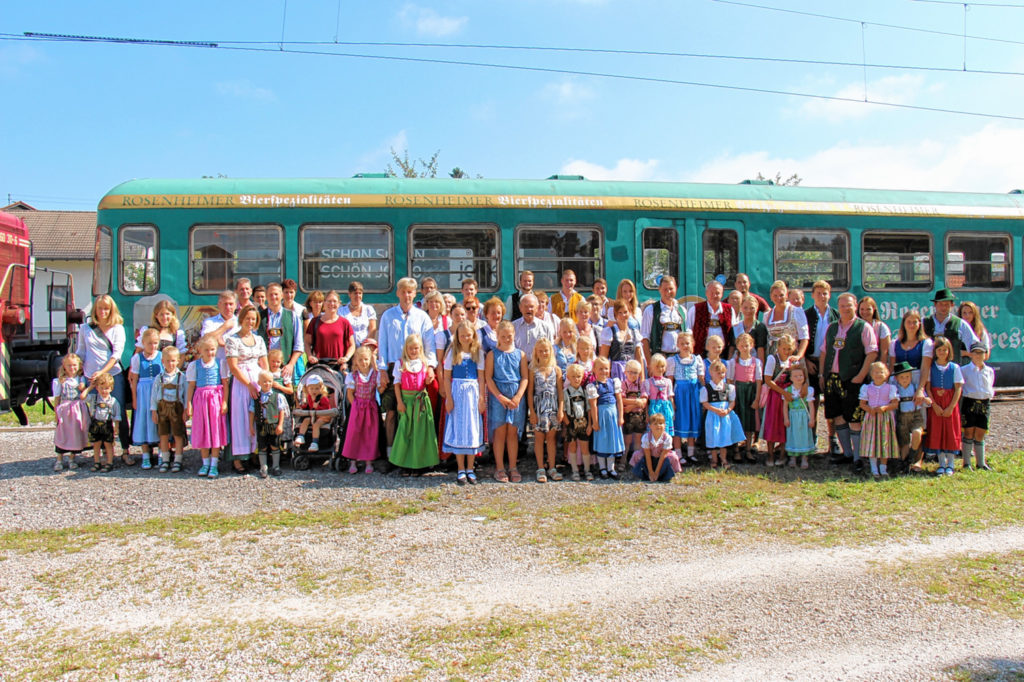 Der Rohrdorfer Wiesn-Express fährt jährlich alle Wiesnbesucher aus den Gemeinden in und rund um Rohrdorf/Thansau sicher, umweltbewusst und bequem zum Rosenheimer Herbstfest. Jung und Alt freuen sich über das tolle Angebot und nutzen es regelmäßig. Fotos: Gemeinde Rohrdorf