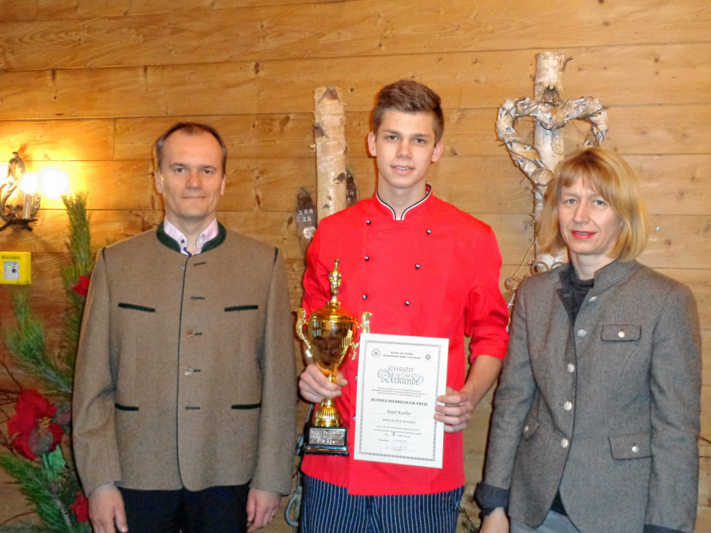 Über die gute Leistung beim Wettbewerb freuen sich die Inhaber Theresa und Thomas Albrecht mit dem Auszubildenden Josef Kurfer, Bildmitte. Foto: re