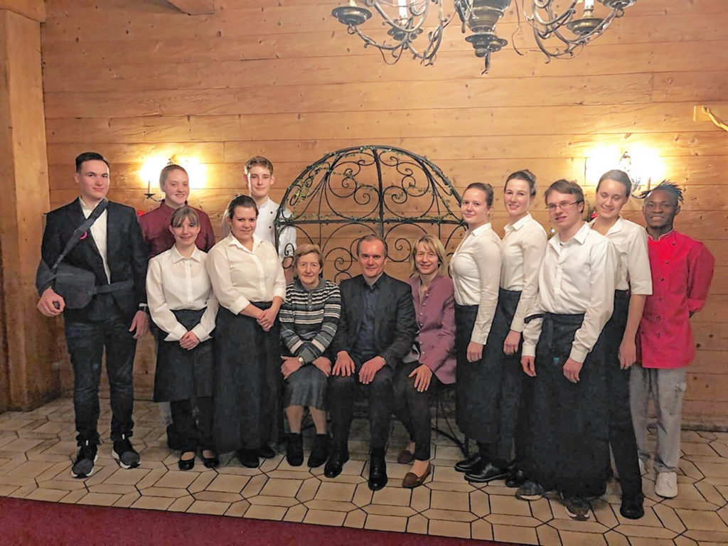 Unser Bild zeigt die Auszubildenden des Hotels Post mit ihren Ausbildern und Chefs.