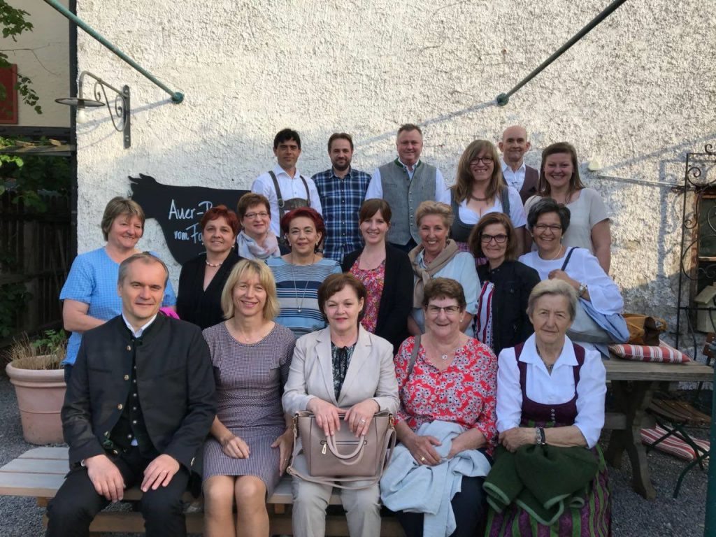 Jubilarehrung im Hotel zur Post (von links): Kathi Loinger, Thomas Albrecht, Annelies Leitmannstetter, Theresa Albrecht, Tina Warter, Lucian Blaga, Celebija Bilalovic, Hanna Mulaosmanovic, Marius Blaga, Maria Riedler, Hans Bauer, Anneliese Görgmayer, Gerti Gartner, Maria Hefter, Martina Wohlschlager, Darci Ramos, Margit Schmid, Lisa Knoll und Anna Stocker. Nicht im Bild sind Sepp Köber, Helmut Rost und Rada Kant.