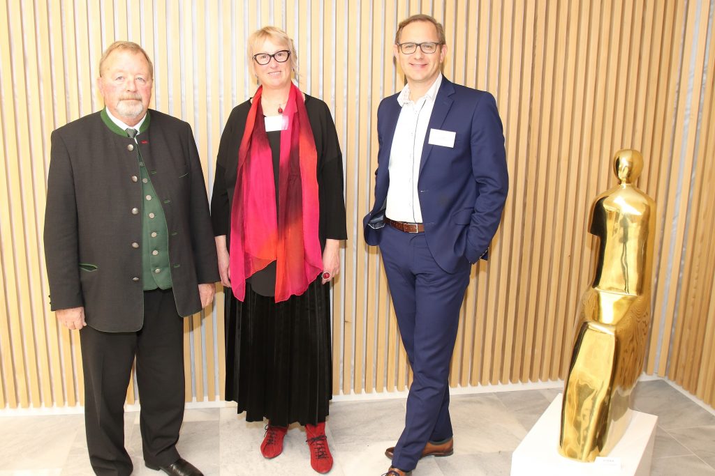 Von links: Stellvertretender Landrat Josef Huber, Gitte Händel, Leitung der Geschäftsstelle der Gesundheitsregionplus Landkreis Rosenheim, Tom Conrads von insa Gesundheitsmanagement GbR.