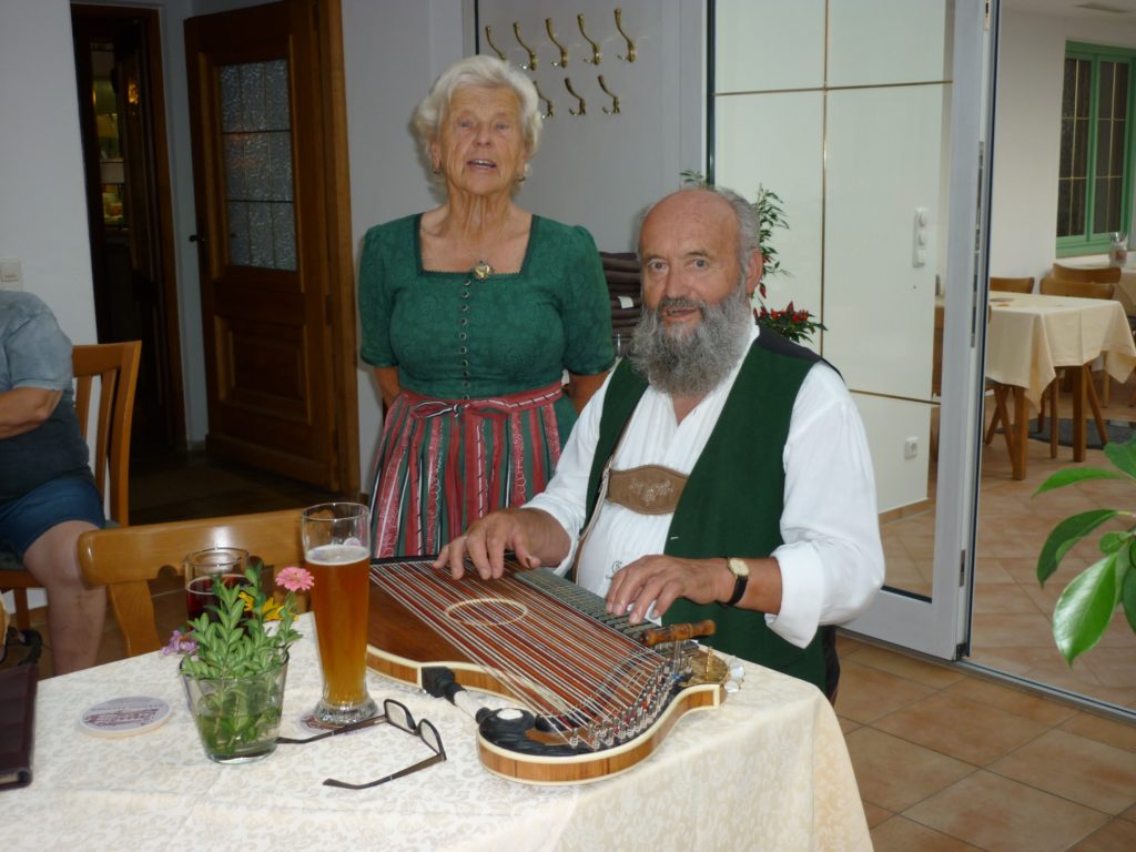 Der „Hundhamer Zwoagsang“ mit Babet und Erwin Muckenhirn glänzt mit zweistimmigem Gesang und Zitherbegleitung.