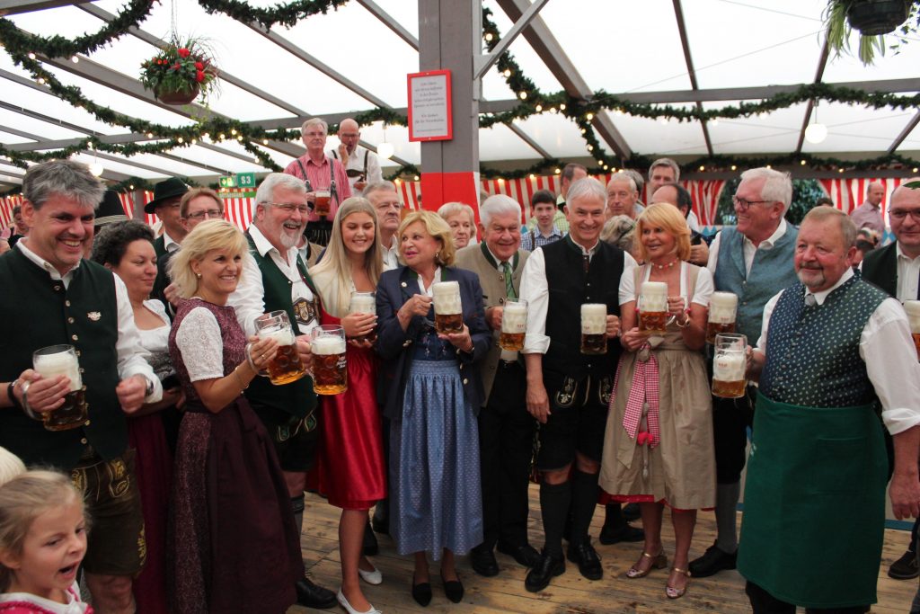 Die erste Mass im Flötzinger-Zelt. Fotos: Goike (4), Schlecker (2)