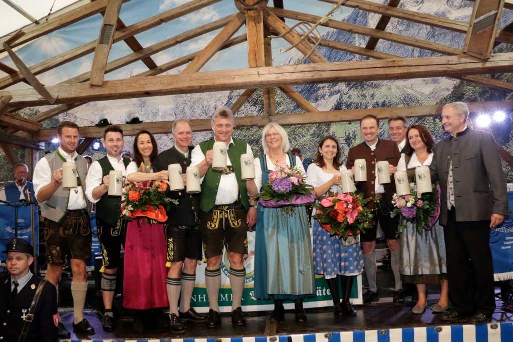 Auf ein gemütliches Frühlingsfest, von links: Verkaufsdirektor Gastronomie Marco Steinacher, Gebietsverkaufsleiter Markus Brenner, Auerbräu Geschäftsführer Thomas Frank mit Frau Marliese, Bürgermeister Bernd Fessler mit Frau Kathi, Auerbräu Geschäftsführer Tilo Ruttmann mit Frau Maria, MdL Otto Lederer sowie Festwirt Christian Fahrenschon mit Frau Claudia. Foto: Evi Gröning