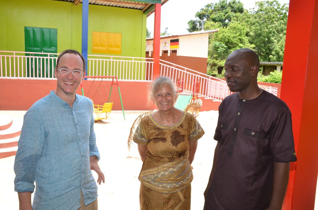 Astrid Toda mit dem Vorsitzenden der Ecole de Solitaritè e.V. Benoit Ahlonsou und Christoph Vorderhuber.