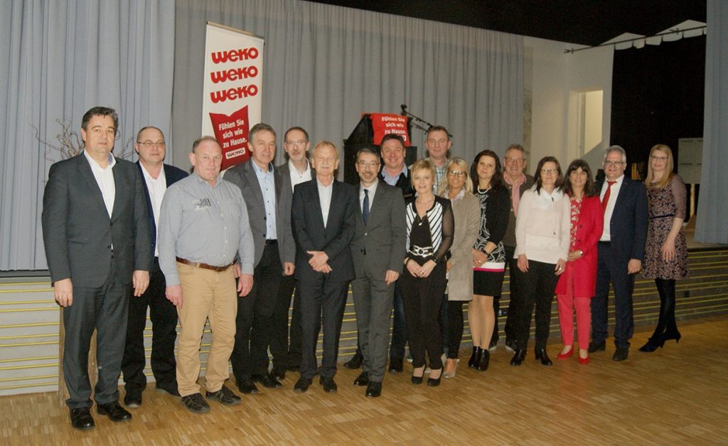 Geschäftsführer Bernhard Weber (Zweiter von rechts) ehrte mit seiner Familie, Michaela Haberger (rechts) und Irmi Weber (Dritte von rechts) sowie den Kollegen der Geschäftsleitung unter anderem auch die Mitarbeiter, die schon seit 35, 40 und 45 Jahren für das Familienunternehmen WEKO tätig sind. Insgesamt waren 155 Jubilare dabei.