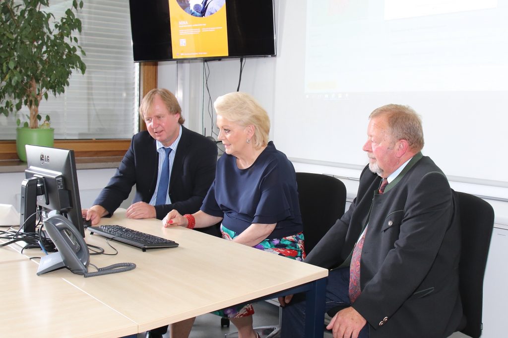 Von links: Landrat Wolfgang Rzehak, Oberbürgermeisterin Gabriele Bauer und stellvertretender Landrat Josef Huber.