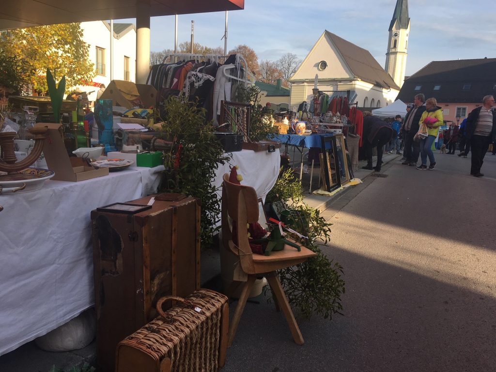 Wunderschöne Stücke gibt es beim Trödelmarkt zu erstehen.