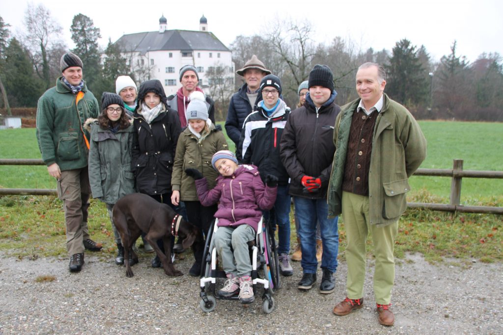 Unterwegs in der Natur: Amerangs Schlossherr Ortholf von Crailsheim (rechts) mit den jungen Patienten.