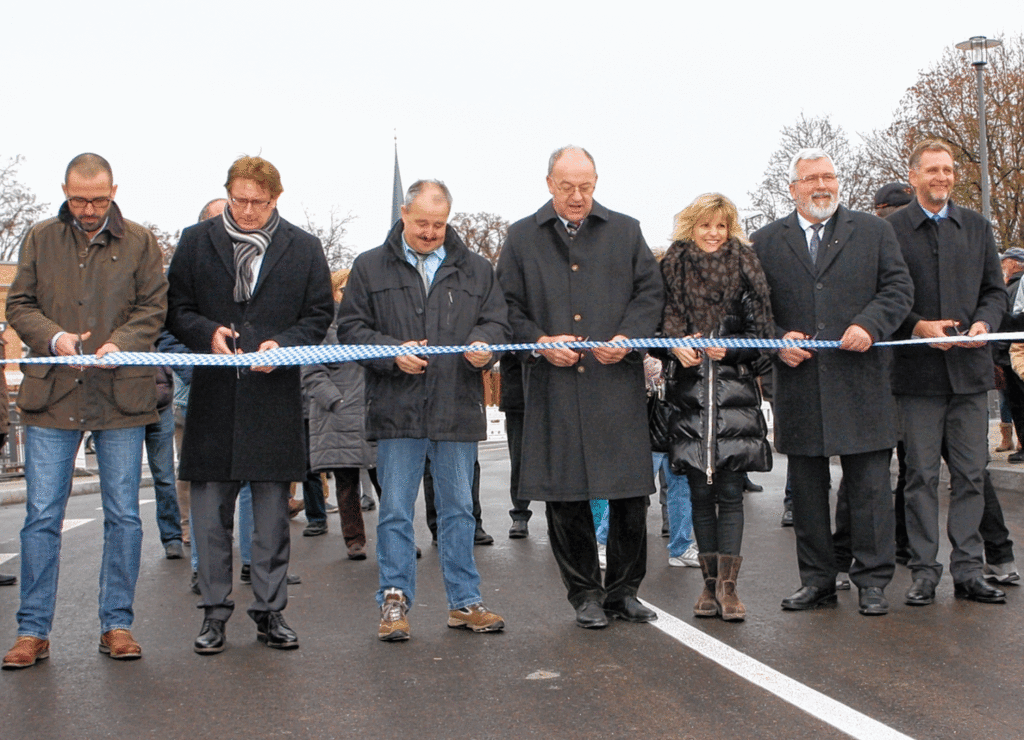 Landrat Wolfgang Berthaler (Bildmitte) bei der symbolischen Verkehrsfreigabe.