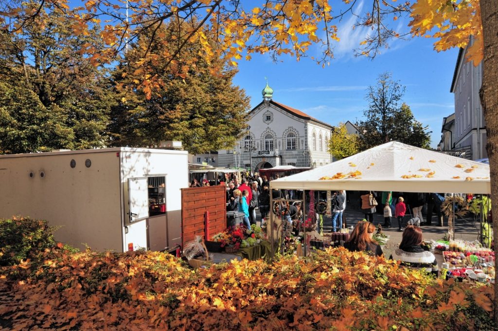 Der Kolbermoorer Kirchweihmarkt lockt wie jedes Jahr viele Besucher. Fotos: Richter