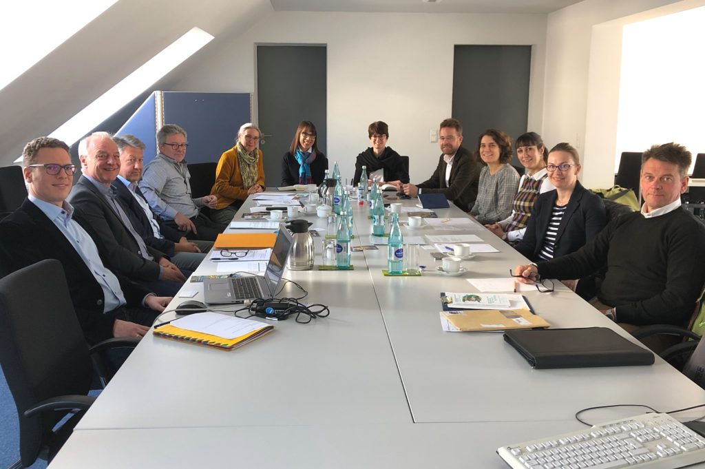 lle an einem Tisch für eine erfolgreiche Landesausstellung: (von links nach rechts) Dr. Michael Nadler (HdBG), Christoph Maier-Gehring (LRA Rosenheim), Ulrich Sedlbauer (LRA Rosenheim), Georg Vogl (LRA Rosenheim), Dr. Margot Hamm (HdBG), Natascha Zödi-Schmidt (HdBG), Dr. Andrea Rüth (HdBG), Jens Hornung (Chiemgau-Tourismus), Corinna Raab (Chiemsee-Alpenland Tourismus), Alexandra Wolf (LRA Traunstein), Ina Krug (LRA Rosenheim) und Christian Rußmann (LRA Traunstein).