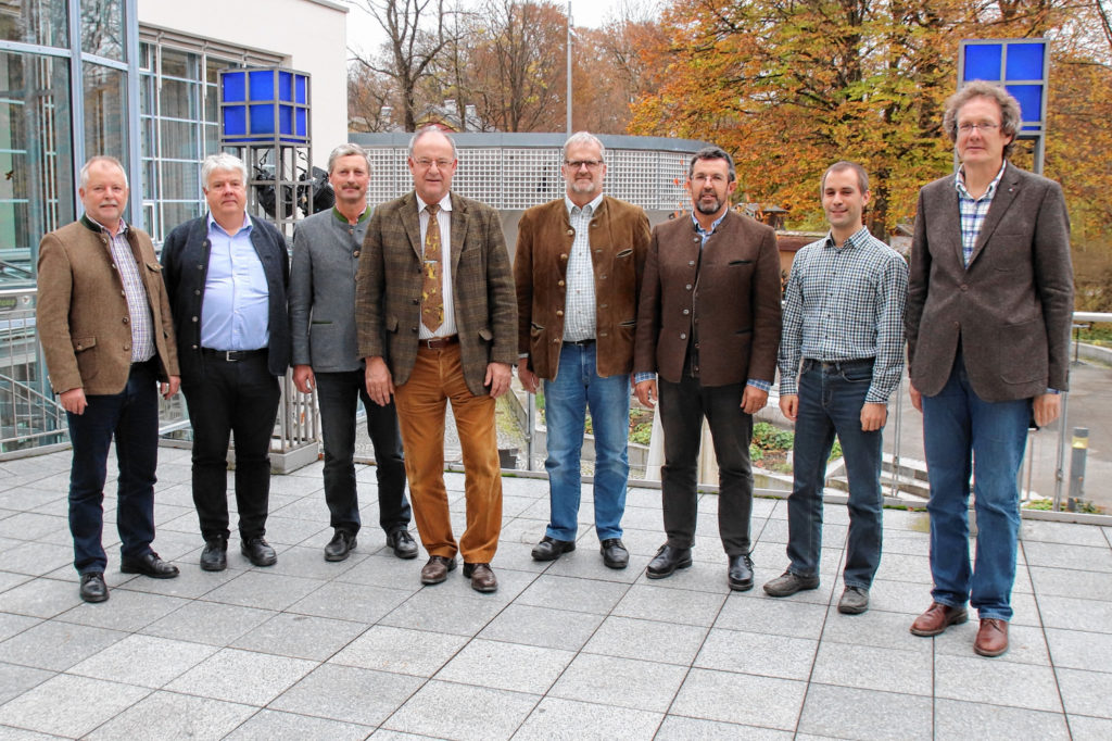 Sie managen zukünftig die Geschicke in der Landschaftspflege in der Region, von links: Vorsitzender Sebastian Forstner (Bürgermeister Söchtenau), Peter Wiedeburg (Bund Naturschutz), Josef Bodmaier (Bayerischer Bauernverband), Wolfgang Berthaler (Landrat), Georg Höhensteiger (Waldbesitzervereinigung Rosenheim), Sebastian Pertl (Landwirt aus Sachrang), Georg Reinthaler (Bürgermeister Eiselfing) und Martin Walter (Landesbund für Vogelschutz). Auf dem Bild fehlt Alfred Ringler (Bayerische Botanische Gesellschaft). Foto: re