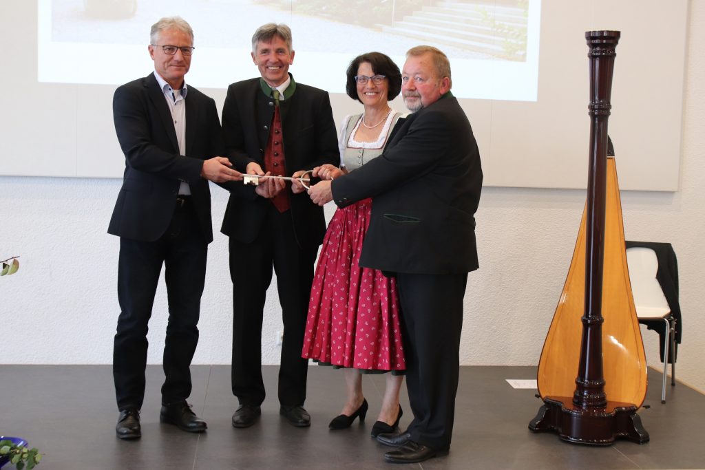 Bei der Schlüsselübergabe, von links: Architekt Hans Wagenstaller, Schulleiter Wolfgang Hampel, stellvertretende Schuleiterin Anna Bruckmeier und der stellvertretende Landrat Josef Huber.