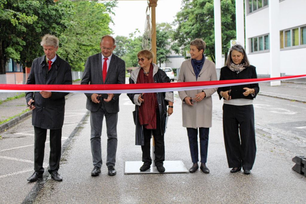 Von links: Bürgermeister Felix Schwaller, Schulleiter Michael Beer, Dr. Barbara Distel und die Schulleiterinnen Bärbel Marx und Ursula Endler-Höhne gaben die Max-Mannheimer-Straße offiziell frei. Foto: ff