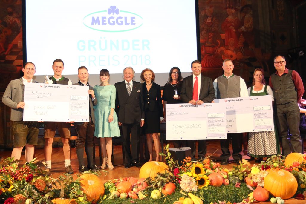 Ein Bild mit strahlenden Siegern: Andreas Gölkel, Christoph Trautbeck, Richard Michel (pixx.io), Moderatorin Sonja Lechner, Toni und Marina Meggle, Petra und Michael Härtl (Laternix), Hans und Gitti Riedl (Gackerl) mit Jury-Sprecher Gerd Maas (von links nach rechts).