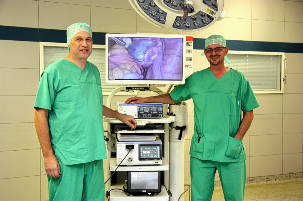 Dr. Wolfgang Vorhoff (links) und Chefarzt der Anästhesie, Dr. Markus Konert, freuen sich über den modernen Videoturm. Foto: RoMed Kliniken